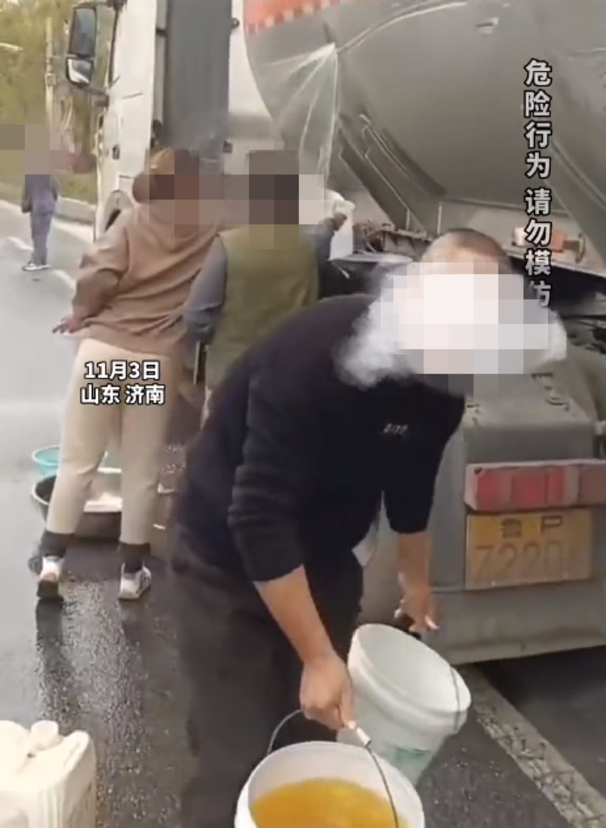 一油罐车漏油 附近居民提桶来“加油”