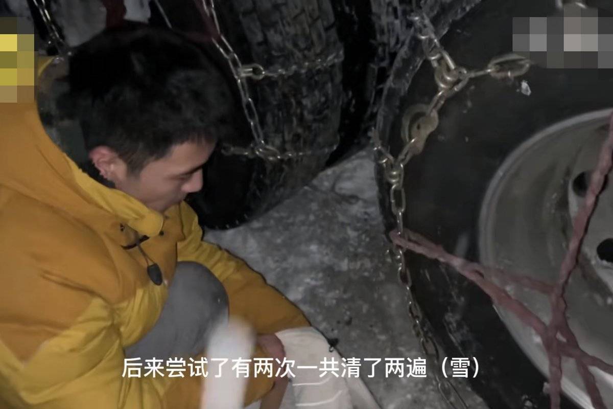 零下40度卡车受困 河南小伙帮卡车脱困