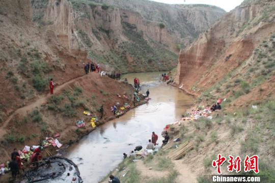陕西子长县发生原油泄漏事故 近百人参与清理